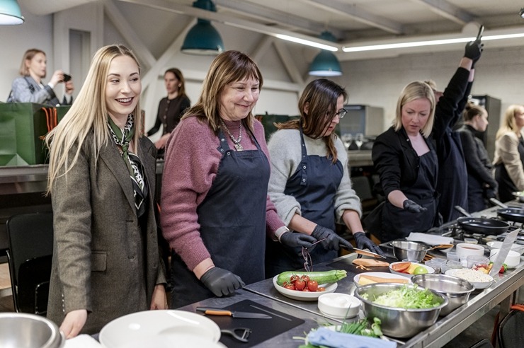Šefpavārs Elmārs Tannis kopā ar «Fiskars» prezentē katlus un pannas. Foto: Fiskars.com 382476