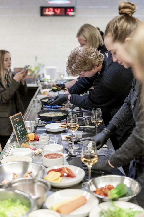 Šefpavārs Elmārs Tannis kopā ar «Fiskars» prezentē katlus un pannas. Foto: Fiskars.com 382478