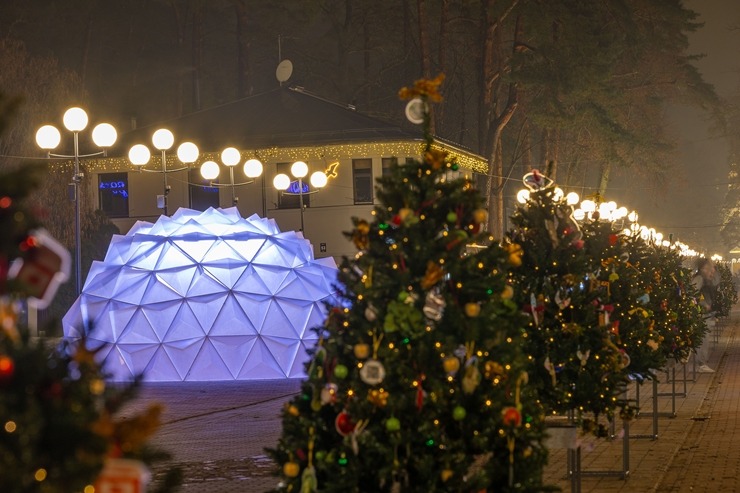 Jūrmala izrotāta un izgaismota Ziemassvētkiem 2025 un gadu mijas pasākumam. Foto: Artis Veigurs 382591