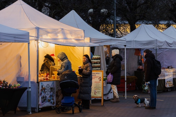 Jūrmala ir izgreznota Ziemassvētkiem – Jomas ielā iedegta galvenā pilsētas egle. Foto: Artis Veigurs 382616