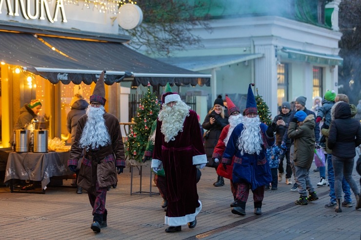 Jūrmala ir izgreznota Ziemassvētkiem – Jomas ielā iedegta galvenā pilsētas egle. Foto: Artis Veigurs 382618