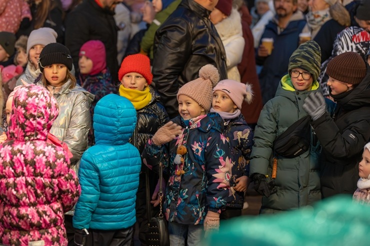 Jūrmala ir izgreznota Ziemassvētkiem – Jomas ielā iedegta galvenā pilsētas egle. Foto: Artis Veigurs 382631