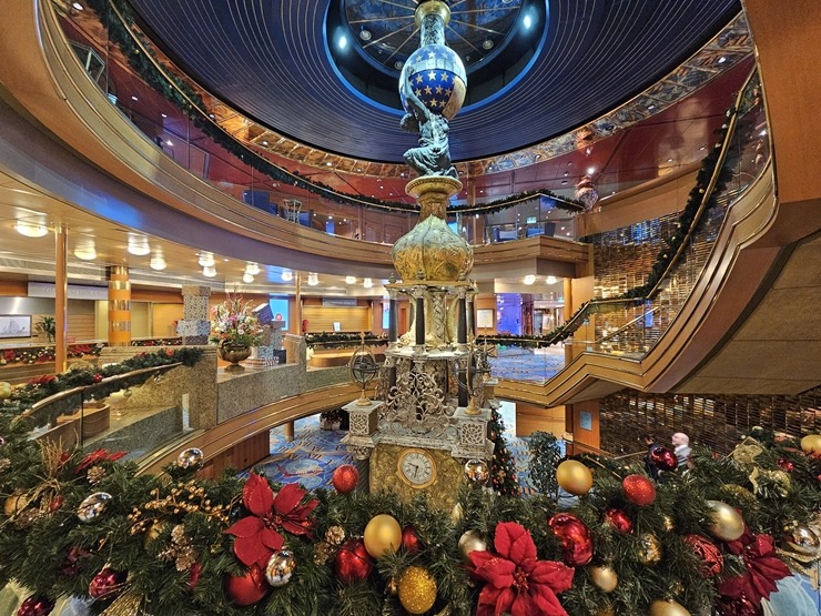 Kruīza kuģis «Borealis» no «Fred.Olsen Cruise Lines» flotes pirmo reizi ienāk Rīgas ostā 383034