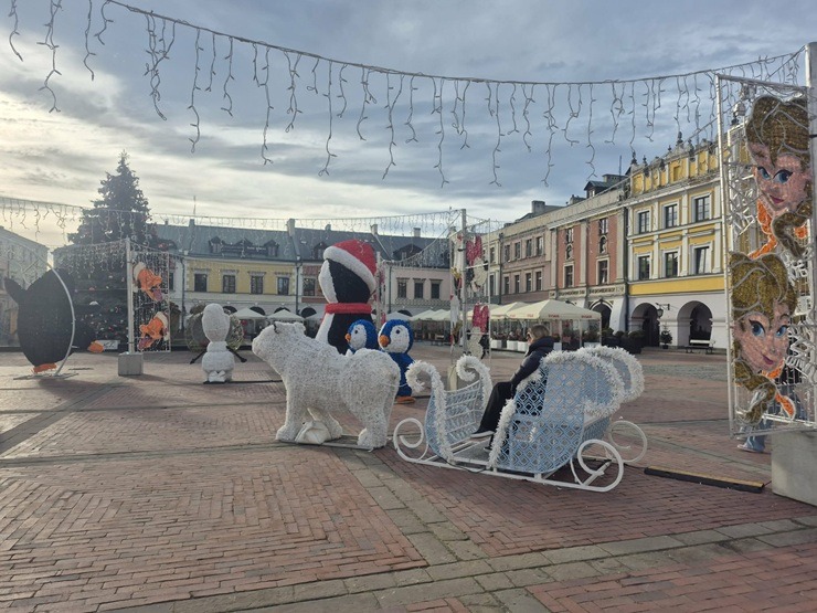 Ziemassvētku rotājumi UNESCO aizsrgātajā Polijas Zamoščas vecpilsētā 383548