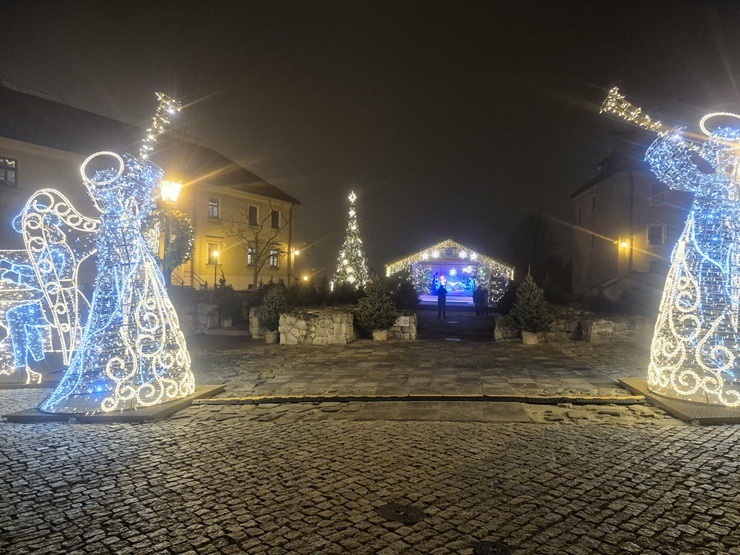 Polijas pilsēta Ļubļina iemirdzas Ziemassvētku gaismās 383583