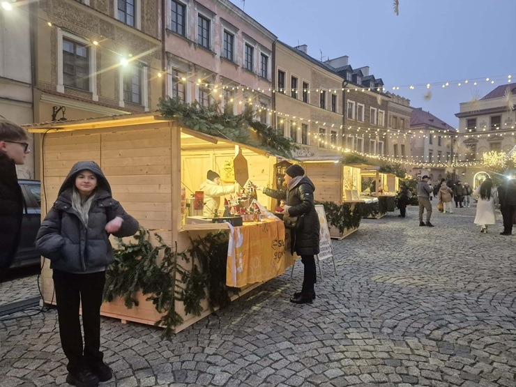 Polijas pilsēta Ļubļina iemirdzas Ziemassvētku gaismās 383574