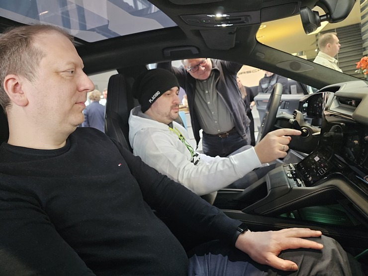 Rīgā līdz 17.01 prezentē 1156 ZS jaudīgo elektrisko Porsche Cayenne Turbo Electric 383898