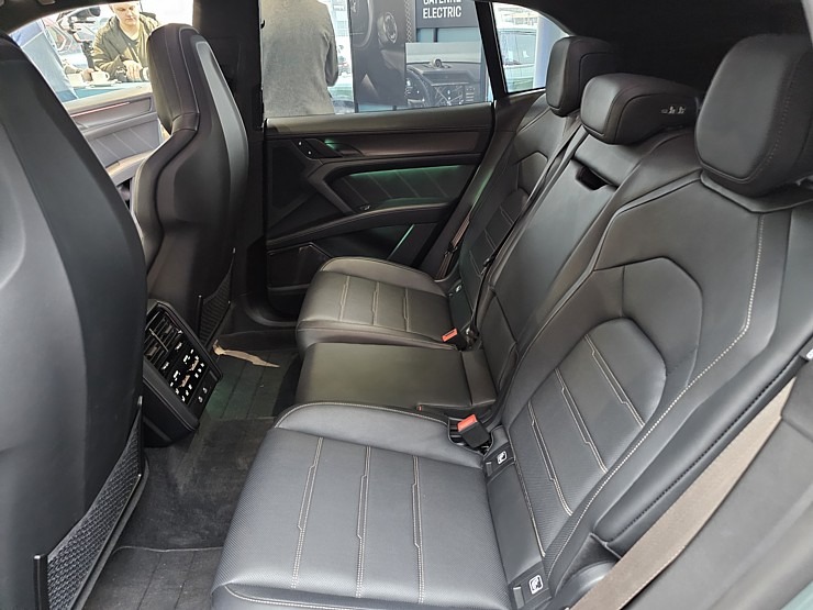 Rīgā līdz 17.01 prezentē 1156 ZS jaudīgo elektrisko Porsche Cayenne Turbo Electric 383900