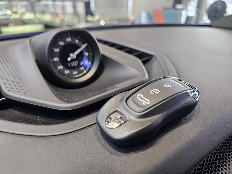 Rīgā līdz 17.01 prezentē 1156 ZS jaudīgo elektrisko Porsche Cayenne Turbo Electric 383903
