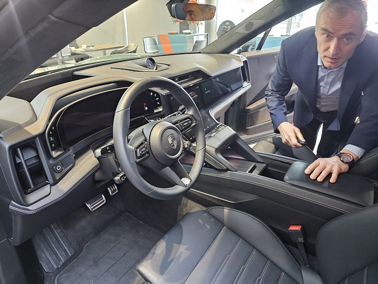 Rīgā līdz 17.01 prezentē 1156 ZS jaudīgo elektrisko Porsche Cayenne Turbo Electric 383905
