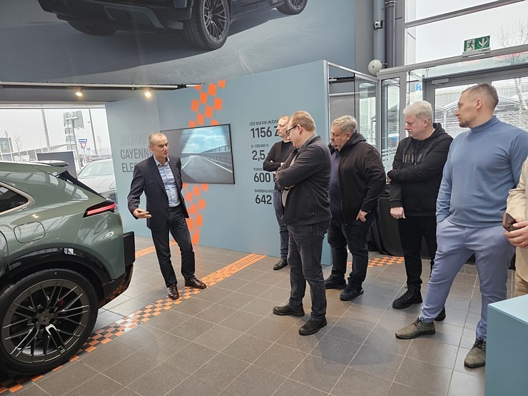 Rīgā līdz 17.01 prezentē 1156 ZS jaudīgo elektrisko Porsche Cayenne Turbo Electric 383906