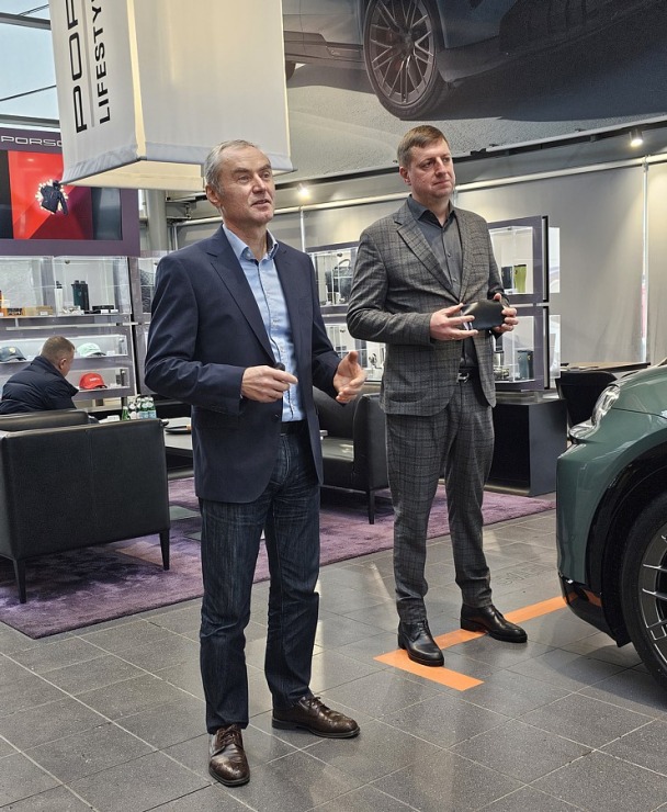Rīgā līdz 17.01 prezentē 1156 ZS jaudīgo elektrisko Porsche Cayenne Turbo Electric 383907