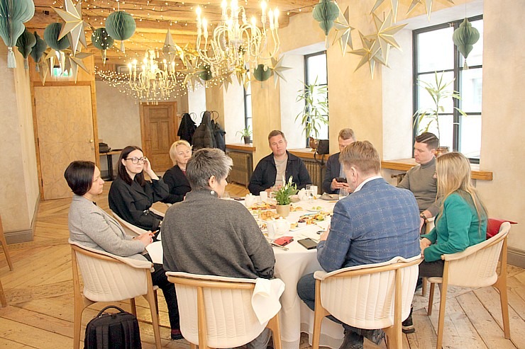 «GADA CILVĒKS TŪRISMĀ 2025» žūrija pulcējas uz sēdi Vecrīgas restorānā «Kaļķu vārti» 384986