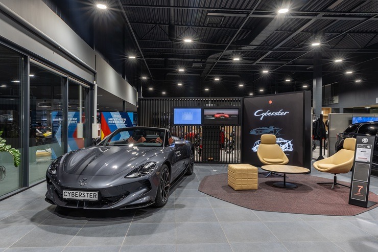 Atvērts pirmais MG autosalons Latvijā 385189