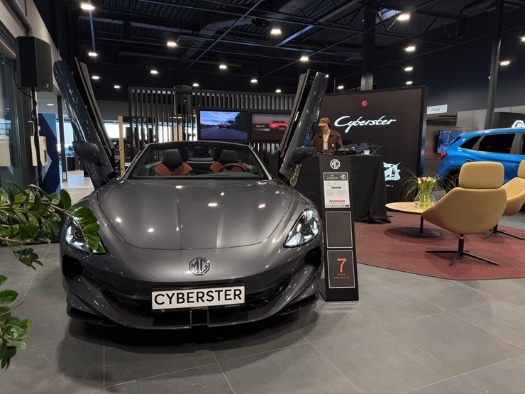 Atvērts pirmais MG autosalons Latvijā 385195