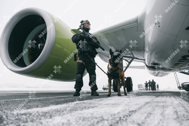 Mācībās Rīgas lidostā stiprina vairāku dienestu sadarbību ārkārtas situācijās. Foto: NBS SPECOP 386407
