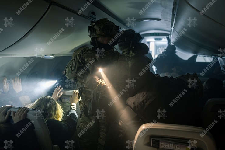 Mācībās Rīgas lidostā stiprina vairāku dienestu sadarbību ārkārtas situācijās. Foto: NBS SPECOP 386410