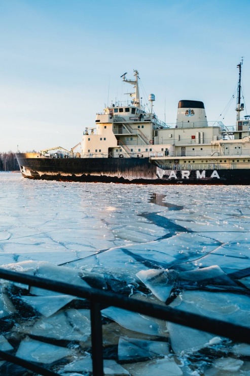 Šogad Rīgas jūras līcī uz pilnu jaudu strādā ledlauzis «Varma», atbrīvojot ceļu citiem kuģiem. Foto: Rop.lv 386441
