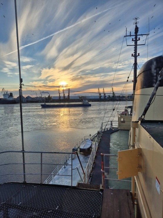 Šogad Rīgas jūras līcī uz pilnu jaudu strādā ledlauzis «Varma», atbrīvojot ceļu citiem kuģiem. Foto: Rop.lv 386438