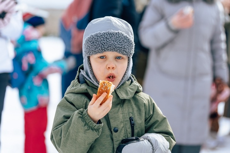 Meteņdienas svinībās tiek jautri atzīmētas Turaidas muzejrezervātā. Foto: Edgars Semanis 386468