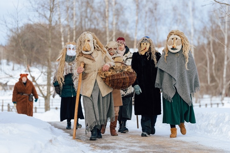 Meteņdienas svinībās tiek jautri atzīmētas Turaidas muzejrezervātā. Foto: Edgars Semanis 386454