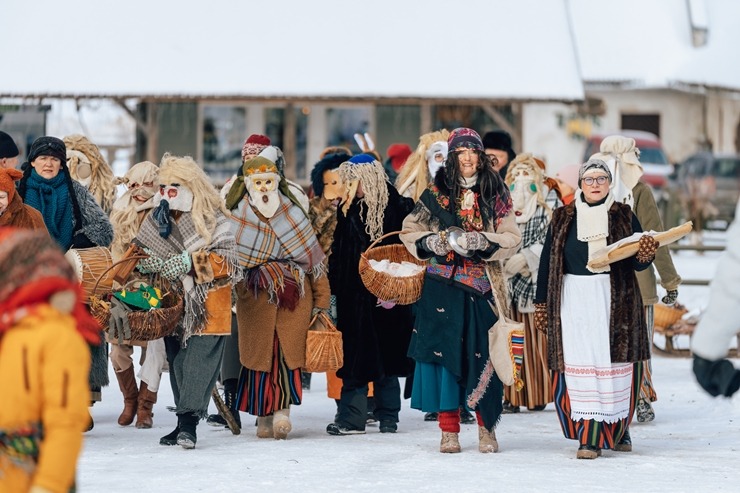 Meteņdienas svinībās tiek jautri atzīmētas Turaidas muzejrezervātā. Foto: Edgars Semanis 386459