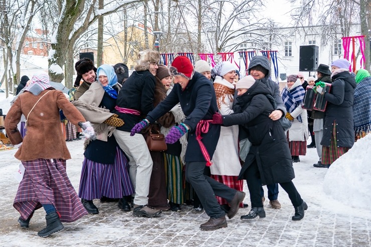 Daugavpils  A. Pumpura skvērā tika lustīgi aizvadīts Aizgavēnis! Foto: Margarita Vigule 386585