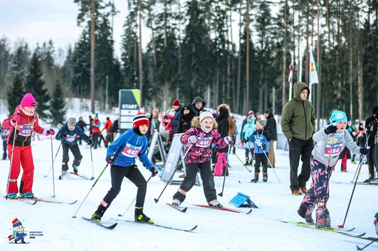 Madonā aizvadīts tradicionālais Madonas tautas slēpojums, pulcējot teju 500 dalībnieku 386794