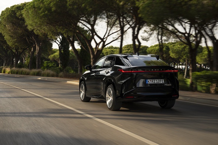 Salonos ir ieradies jaunais pilnībā elektriskais «Lexus RZ» 386842