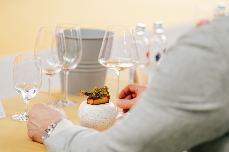 Ieskats šampanieša un gastronomijas saderības simpozijā un konkursā «Chefs + Champagne» 387485
