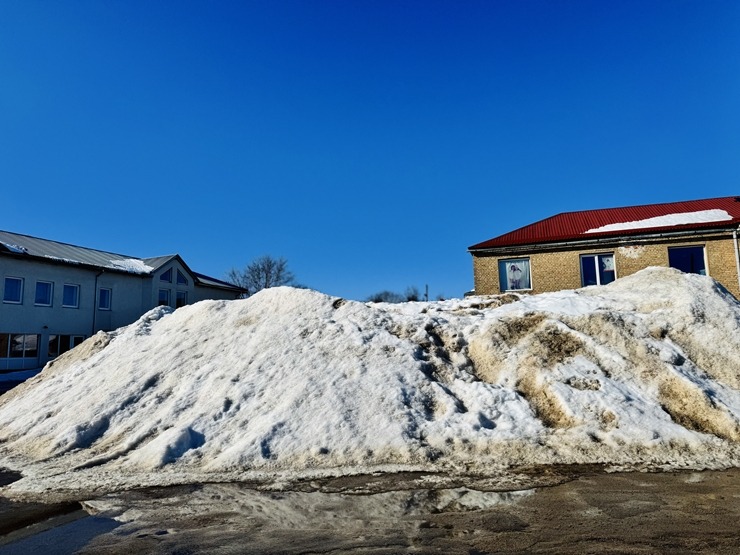 Sniegiem bagātā Dagda Krāslavas novadā atvadās no ziemas. Foto: Sintija Maļkeviča 387601