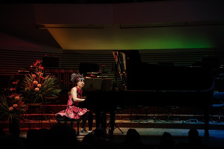 Japāņu džeza fenomens Hiromi kopā ar Liepājas Simfonisko orķestri un diriģentu Gunti Kuzmu rada muzikālu sprādzienu 387953