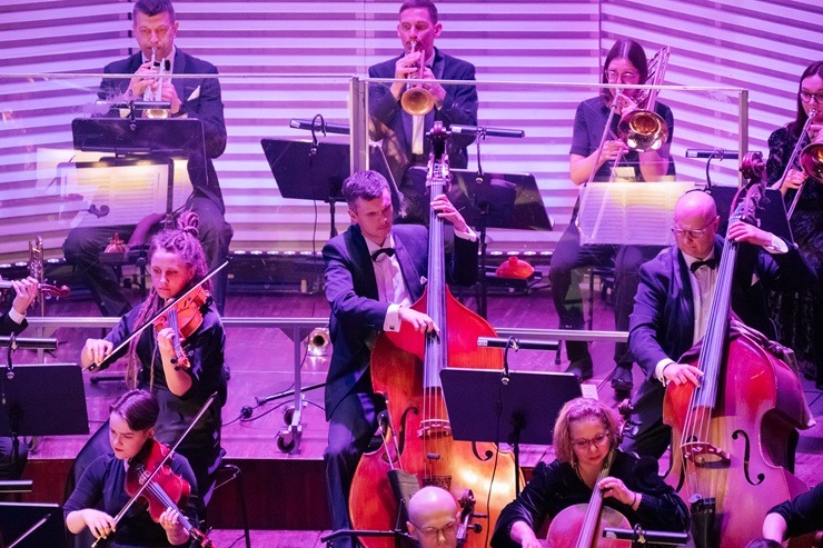 Japāņu džeza fenomens Hiromi kopā ar Liepājas Simfonisko orķestri un diriģentu Gunti Kuzmu rada muzikālu sprādzienu 387958