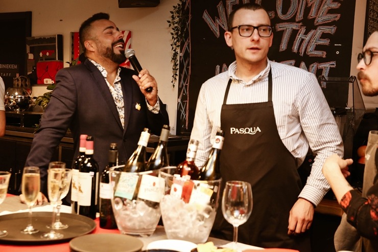 Rīgas kafejnīca «Innocent» atzīmē jaunās sezonas atklāšanu. Foto: Kristina Dovbisa / Aivars Mackevičs 388097