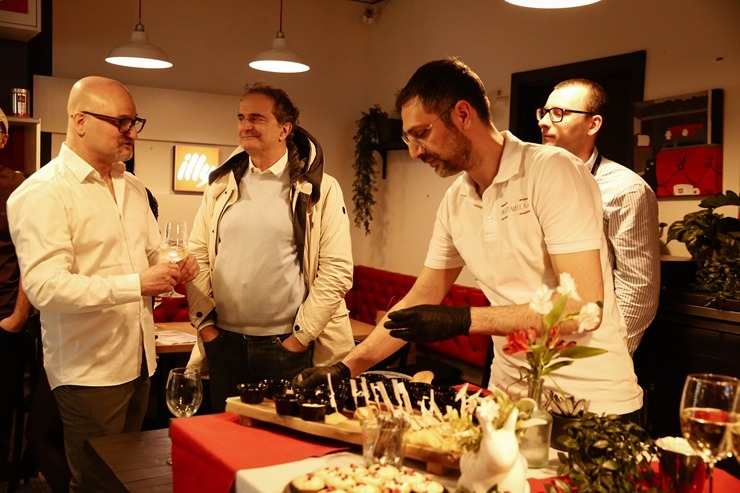 Rīgas kafejnīca «Innocent» atzīmē jaunās sezonas atklāšanu. Foto: Kristina Dovbisa / Aivars Mackevičs 388088