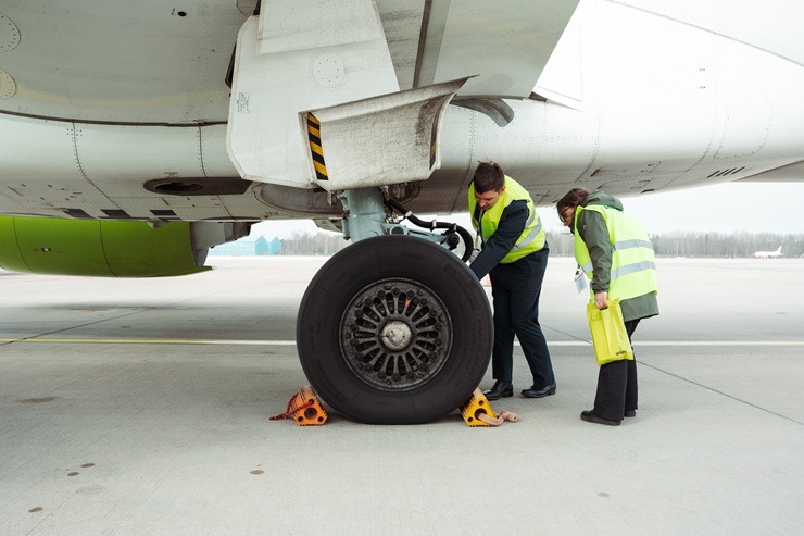 «airBaltic» jau 19. reizi piedalās Ēnu dienā, uzņemot 120 ēnot gribētājus no dažādām Latvijas skolām 389073