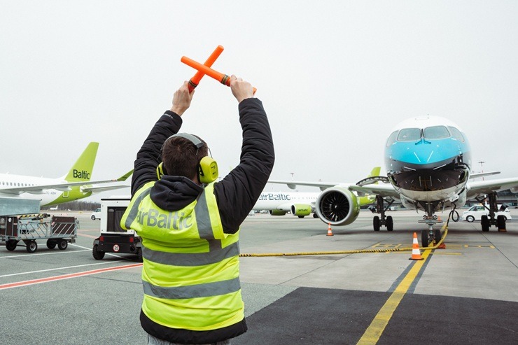 «airBaltic» jau 19. reizi piedalās Ēnu dienā, uzņemot 120 ēnot gribētājus no dažādām Latvijas skolām 389074