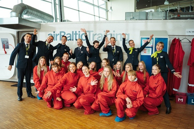«airBaltic» jau 19. reizi piedalās Ēnu dienā, uzņemot 120 ēnot gribētājus no dažādām Latvijas skolām 389077