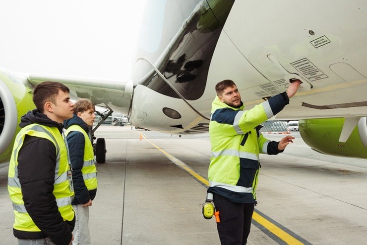 «airBaltic» jau 19. reizi piedalās Ēnu dienā, uzņemot 120 ēnot gribētājus no dažādām Latvijas skolām 389080