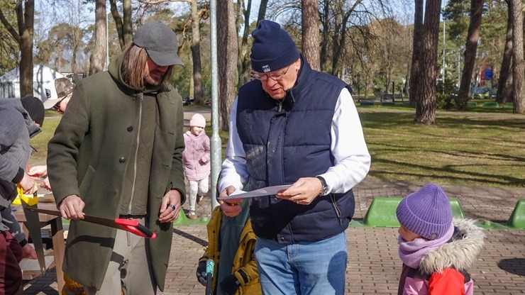 Putnu būrīšu talka Ventspils Bērnu pilsētiņā 389313
