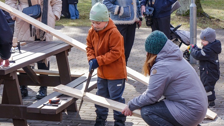 Putnu būrīšu talka Ventspils Bērnu pilsētiņā 389314
