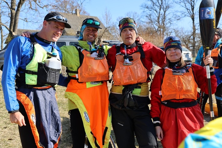 Latvijas airēšanas maratonu čempionāta posms uz Maltas upes Rēzeknes novadā piesaista kuplu sportisku skaitu. Foto: Estravel Latvia 389647