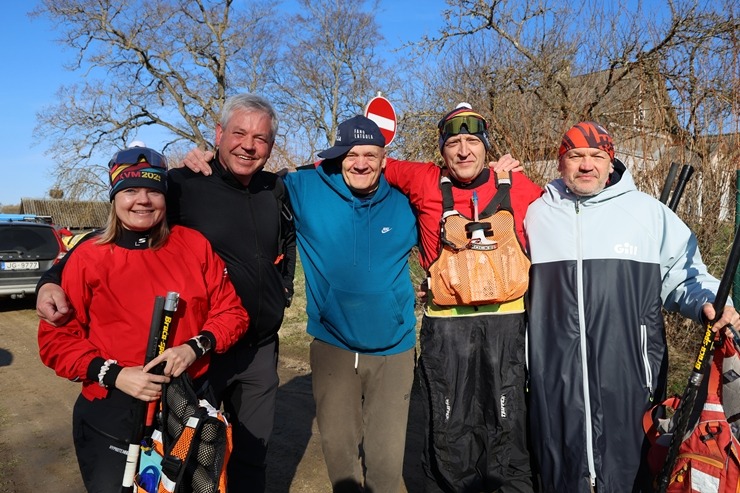 Latvijas airēšanas maratonu čempionāta posms uz Maltas upes Rēzeknes novadā piesaista kuplu sportisku skaitu. Foto: Estravel Latvia 389651