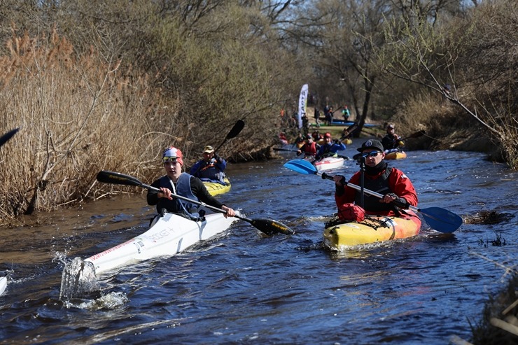 Latvijas airēšanas maratonu čempionāta posms uz Maltas upes Rēzeknes novadā piesaista kuplu sportisku skaitu. Foto: Estravel Latvia 389658