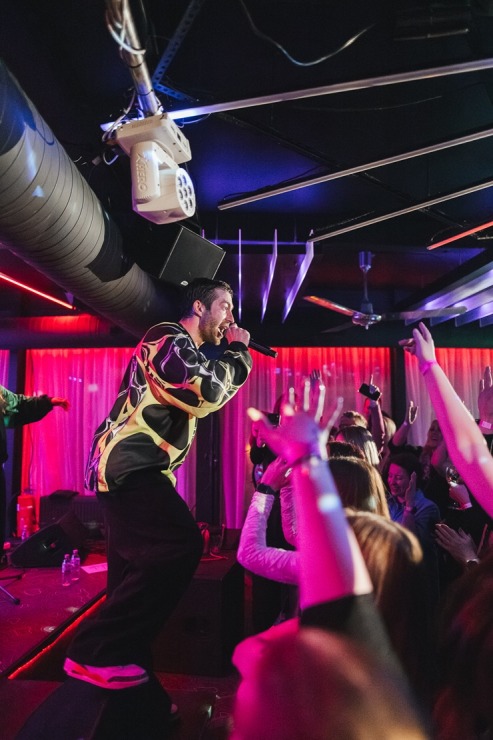 Gada hip-hop mākslinieks Fiņķis plosās Liepājas naktsklubā 390287
