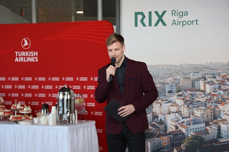 Lidsabiedrība «Turkish Airlines» kopā ar pasažieriem atzīmē 20 gadus Rīgas lidostā 390329
