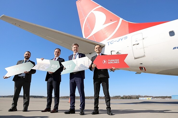 Lidsabiedrība «Turkish Airlines» kopā ar pasažieriem atzīmē 20 gadus Rīgas lidostā 390330