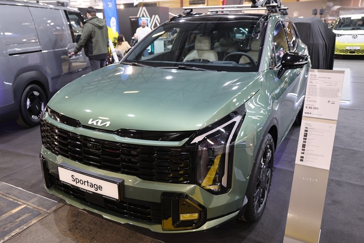 Ķīpsalā pulcējas auto fani uz starptautisko autoindustrijas izstādi 2026 390444