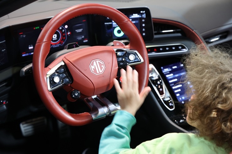 Ķīpsalā pulcējas auto fani uz starptautisko autoindustrijas izstādi 2026 390472