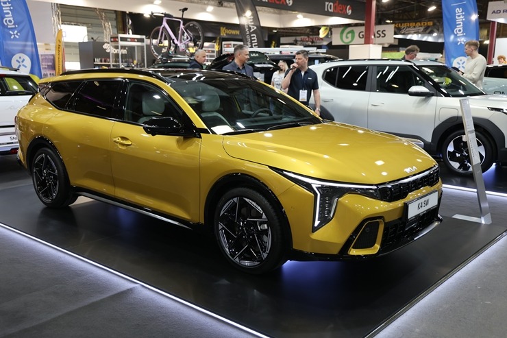 Ķīpsalā pulcējas auto fani uz starptautisko autoindustrijas izstādi 2026 390430